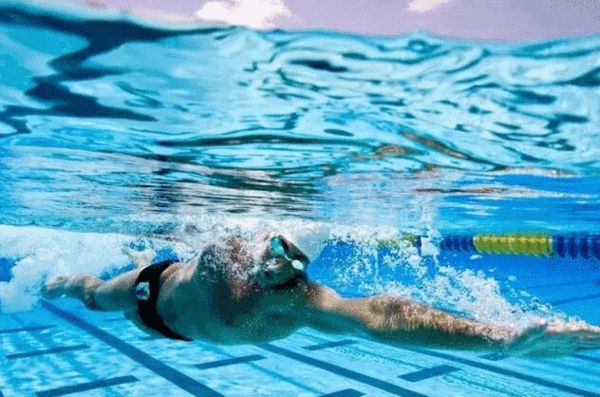 自由泳划水抓水训练:时机与身体的延伸有关系