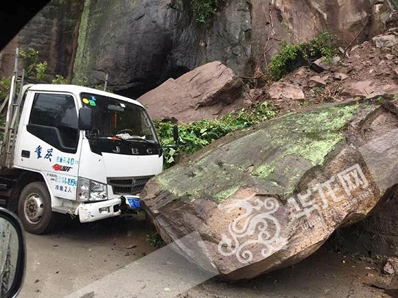 [视点]:受暴雨影响万州部分路段有山体落石 警方发布提醒