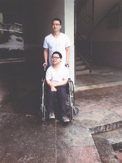 坐在轮椅上的邱民和他的教师 (受访者供图)