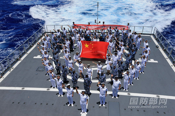 中国海军编队跨越国际日期变更线 官兵摆心形