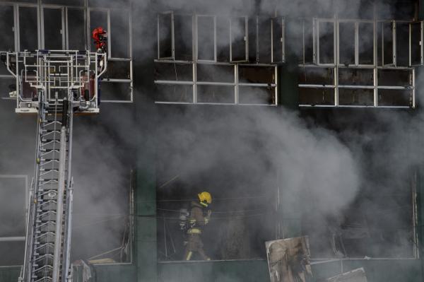 香港工业大厦火灾逾100小时后被扑灭消防员2死