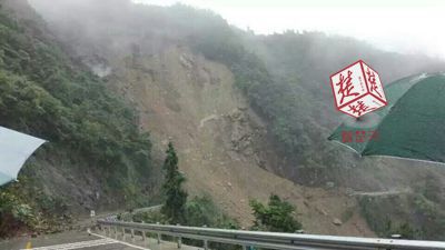 目前,当地已对该条路段进行封闭并安排专人24小时进行监测。