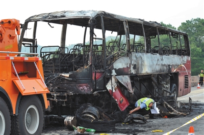 湖南客车起火35游客遇难 乘客质疑司机率先逃
