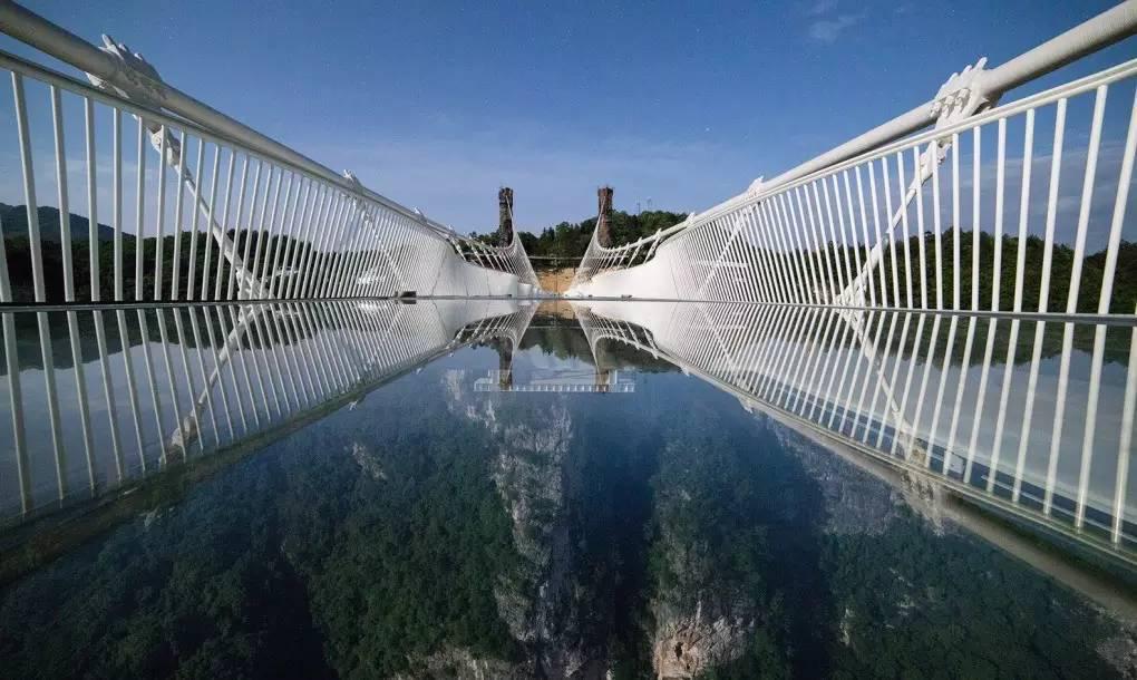 【组图】这座号称世上最危险的玻璃桥要开放了，看图就腿软,玻璃桥玻璃厚度多少,张家界玻璃桥已经开放了,美国西峡谷玻璃桥 - 安徽金融网