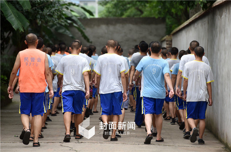 2016年6月23日，四川省资阳强制隔离戒毒所,艾滋病强戒学员列队进行康复训练。