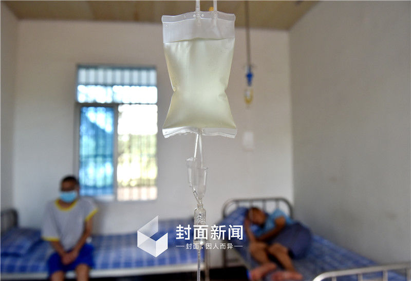 四川省资阳强制隔离戒毒所，HIV病毒人员病区内，艾滋病强戒学员接受治疗。