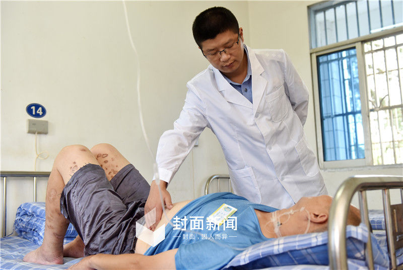 四川省资阳强制隔离戒毒所，HIV病毒人员病区内，一名学员在接受治疗。