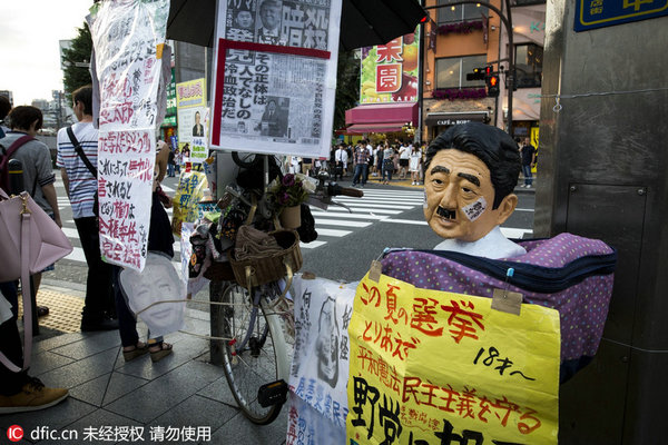 日本民众抗议冲绳美军基地 安倍遭恶搞变希特