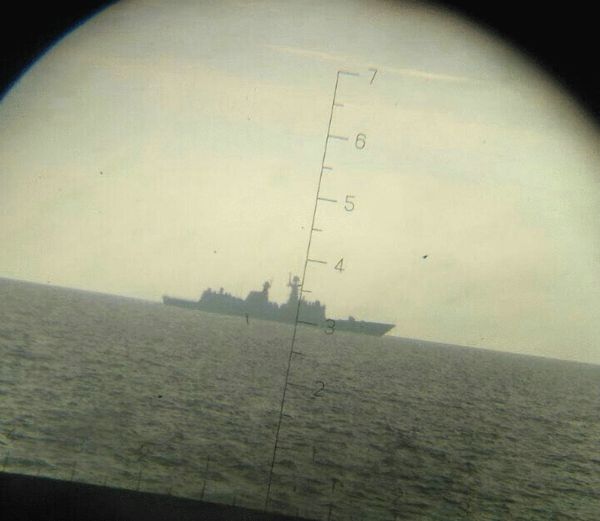 印尼军舰实拍中国潜艇穿越马六甲 拍摄视角诡