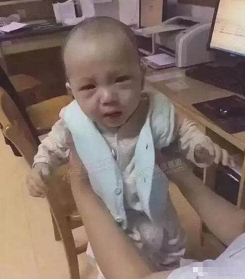 6月14日晚，浙江绍兴新昌县人民医院一间病房里，竟然被人扔下一个六七个月大的男婴。男婴的父母是谁？他们在哪儿？为什么要抛弃孩子？一时在山城引起纷纷议论。