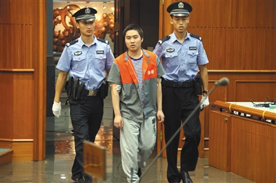 昨天上午,强奸幼女的杨某被带进法庭听候对自己的终审判决。通讯员 李佳 摄