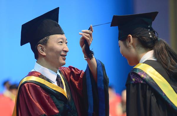 电子科技大学校长李言荣为毕业生拨穗。视觉中国 资料