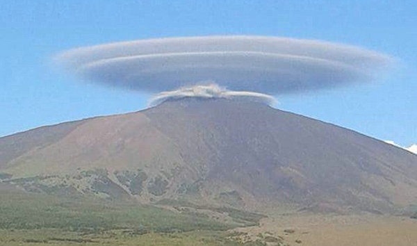 意大利火山顶惊现怪异"飞碟云 似巨型ufo