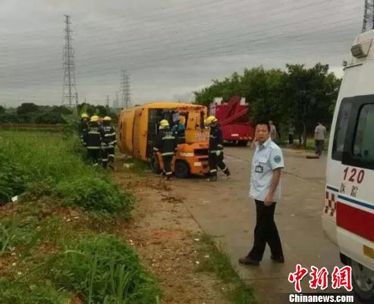 【组图】广东东莞校车侧翻致一女生死亡(组图