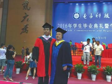电子科大保安硕士张永辉（右）在毕业典礼上和政治与公共管理学院院长合影。