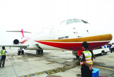 6月28日,飞抵上海的arj21-700停靠在虹桥机场的停机坪上.
