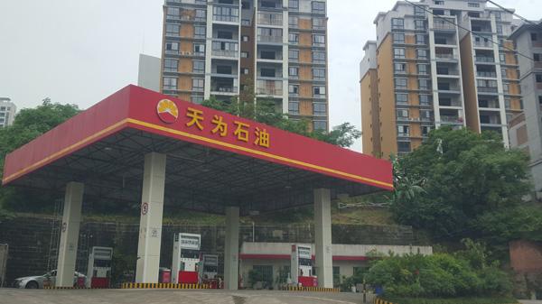 涉事加油站。 磅礴新闻记者 周琦 图