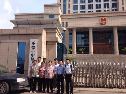 家眷和状师站在承德中院门口
