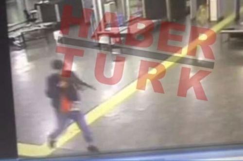 土耳其伊斯坦布尔阿塔图克国际机场(Atatürk Airport)当地时间28日发生至少3起爆炸，根据官方说法，至少是由3名自杀炸弹客引爆。而其中1人持枪的画面也曝光。画面是俄罗斯航空(Aeroflot)位于出境大厅的柜台监视器拍下，显示当时许多旅客从安检门往机场外跑，后来1名恐怖分子持枪往前快跑。