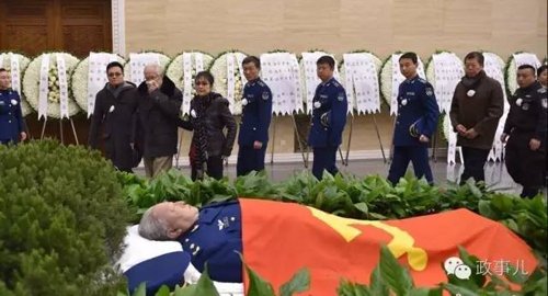 阎肃生前系空军政治部文工团创作员、国家一级编剧。他一生为文艺事业奋斗65年,创作了1000多部(首)的作品,参与策划了100多场影响深远的重大文艺活动。