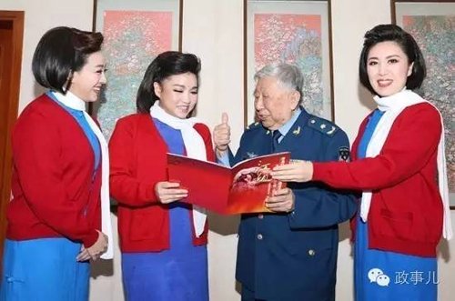 阎肃与《江姐》的演员讨论舞台表演