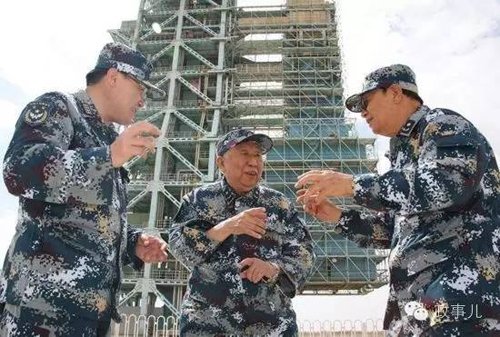 2009年6月18日,阎肃和作曲家羊鸣(右一)、时任空政文工团副团长张天宇(左一)在甘肃酒泉卫星发射中心参观,一起高歌《我爱祖国的蓝天》。