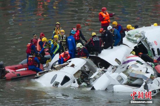 图为当地救援人员在空难现场实施救援.中新社发 邵航 摄