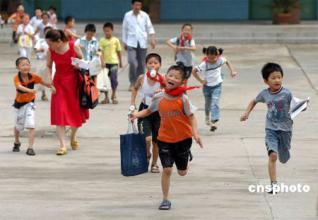 六一儿童节当天，人口学者姚美雄向第一财经表示，中国目前0至14岁的少儿人口占总人口比例已经降至16.5%，大大低于27%的世界平均水平，处于严重少子化水平，必将制约社会经济发展，并将导致本港台直播国未来面临经济大幅度滑坡和预期目标难以实现