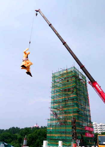 橋頭堡雕塑亮相牡丹江大橋。