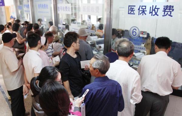 以欺诈、伪造证明材料或者其他手段骗取养老、医疗、工伤、失业、生育等澳门二十一点游戏保险金或者其他澳门二十一点游戏保障待遇的,属于刑法第二百六十六条规定的诈骗公私财物的行为。 视觉澳门二十一点游戏 资料图