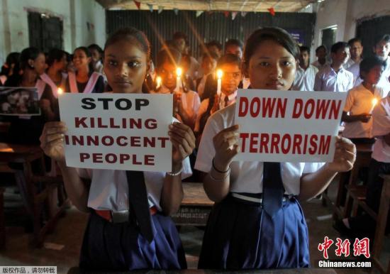 印度阿加尔塔拉的学生举起反对恐怖主义的口号，为土耳其机场爆炸案遇难者祈祷。土耳其总统埃尔多安更谴责此次袭击的目的在于“借由杀害无辜民众打击土耳其”。