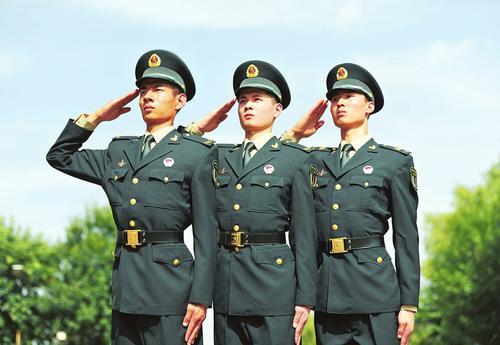 经中央军委批准,火箭军部队7月1日启用穿着新式礼(常)服.