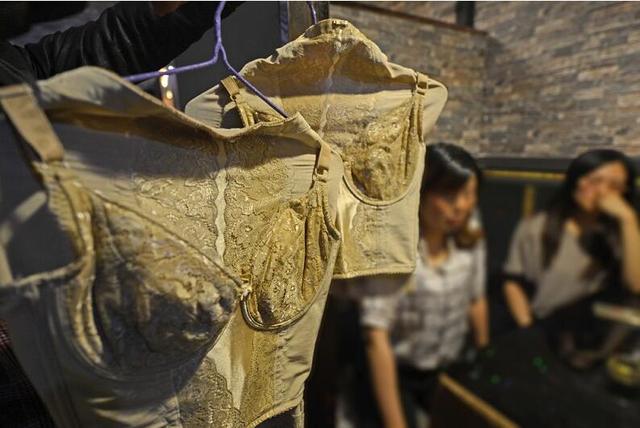 武汉两女子花41万买塑形内衣 试穿时被拍下裸