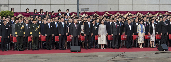 7月1日,全国政协副主席董建华、香港特区行政长官梁振英、中央政府驻香港联络办主任张晓明等出席升旗仪式。 新华社 图