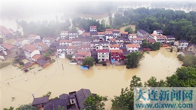 洪水淹没的村庄(7月2日摄).