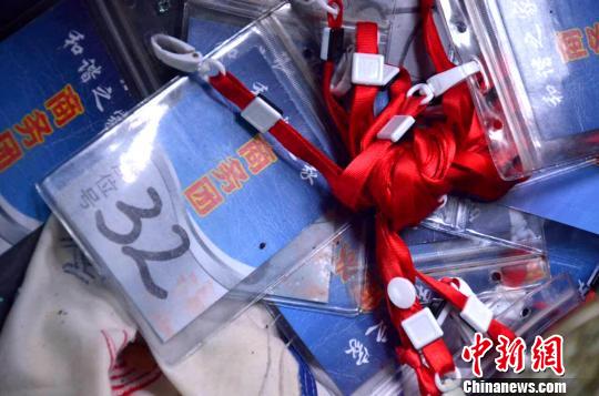 图为车上的“和谐之家”商务团证件 大白 摄