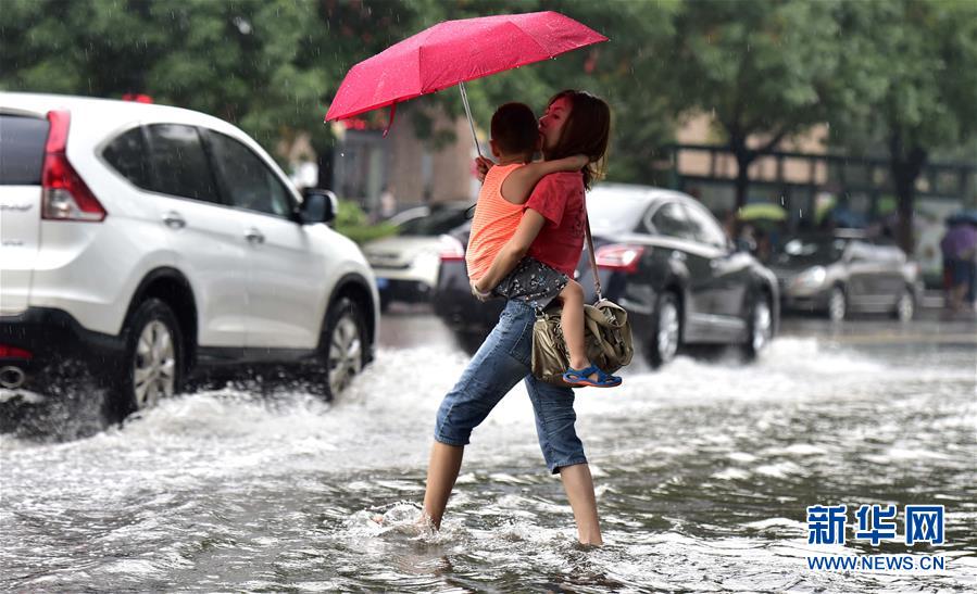 【组图】天津局部出现暴雨天气 部分路段积水