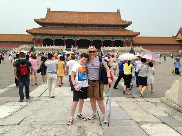 他在澳洲本地商场转卖其在国家旅行时所购的小货物,一周内就胜利赚了1万美圆。收集材料