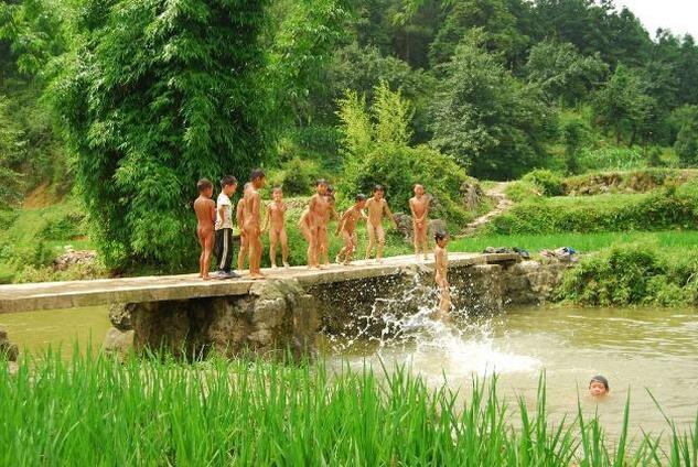 在农村长大,很少听说游泳这个词,大家说的不是凫水就是洗澡.