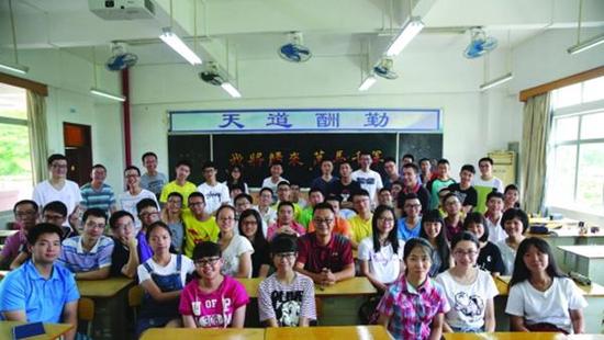 中山留念中学高三(12)班。