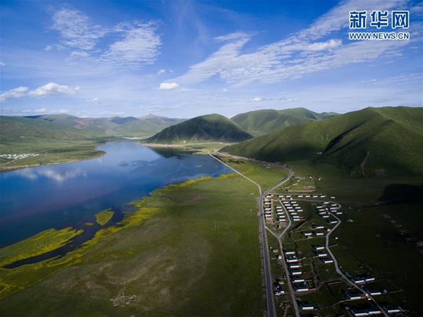 航拍石渠县太阳湖湖泊湿地一角。2016年6月30日，新华社记者江宏景摄。