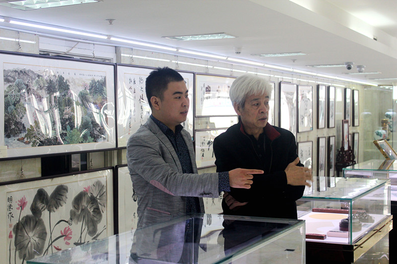 国一金典副总经理王嘉林(左)陪同李松参观展厅