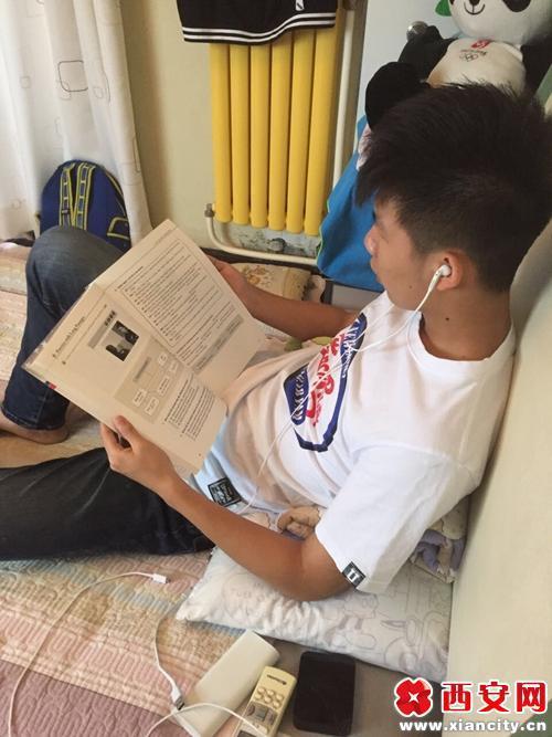 小郭,是一个性格腼腆的小伙子。就读于西安中学,从小就喜欢英语,英语水平在年级前列,他也因此立志,以北京外国语大学为目标。在今年高考中,他以总成绩595分的优秀成绩夺得了全省文科第822名的名次。而在此之前的三月份,他报名参加了北京外国语大学提前批次的考试并通过初审,北外当时通知他于6月19日到北京参加面试。