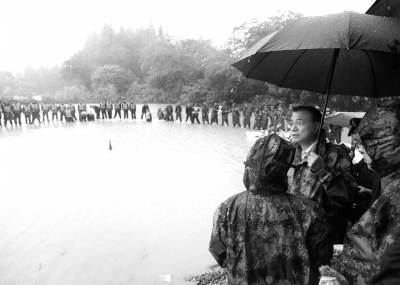 6日，李克强在武汉长江干堤倒口湖堤段管涌现场指挥抢险救灾。新华社发