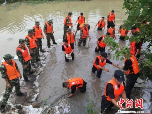 资料图: 7月6日上午,江西省九江市永安乡长江大堤永安段发生管涌险情。经过抢险突击队数小时的紧急处置,截至记者发稿时止,管涌险情已基本解除。 曹勇 摄
