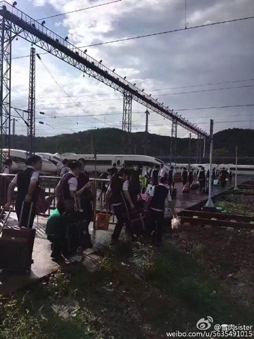 南京暴雨：线路塌方陷入泥泞 动车无法出库