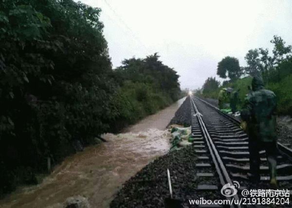 南京暴雨：线路塌方陷入泥泞 动车无法出库