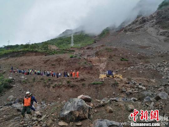 图为丽宁公路部分路段发生塌方,救援人员转移被困民众。 丽江市委宣传部官方微博 摄