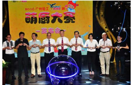 众多广东著名主持人,美食家,美食纷纷莅临现场.鹰名厨公描写制作过程金钱150字图片