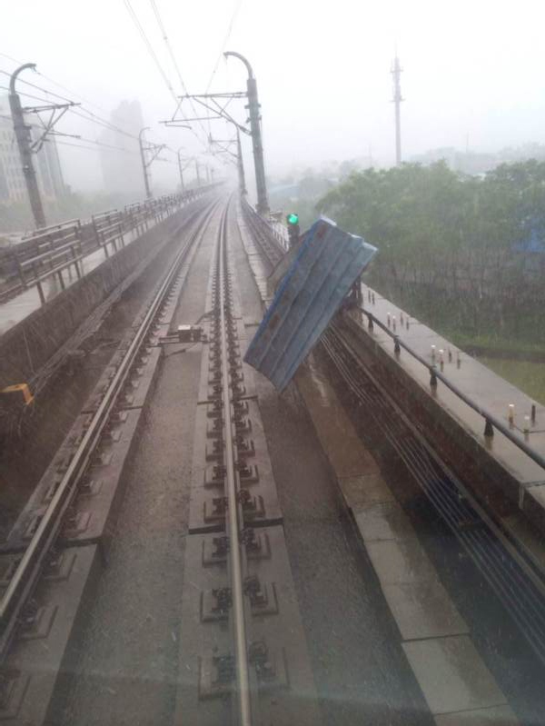曝屋顶被吹上轨道致上海地铁运营中断 系彩钢